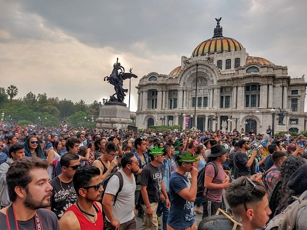 Pasando frente al palacio de Bellas Artes. Foto: Chay Rodríguez.